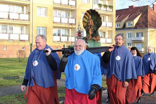 Zobacz naszą drogę z relikwiami. Poznaj KRÓLA XXI wieku.