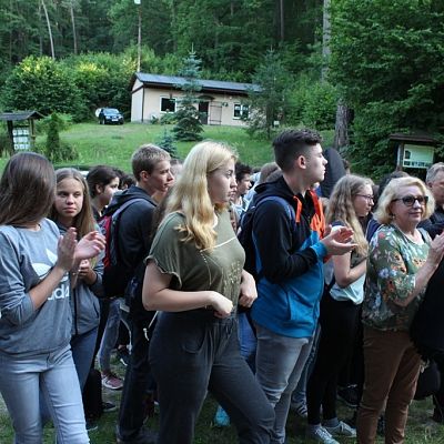 Tańce i śpiewy podczas imprezy integracyjnej na „Muzyce Regionów”. Oceń las.
