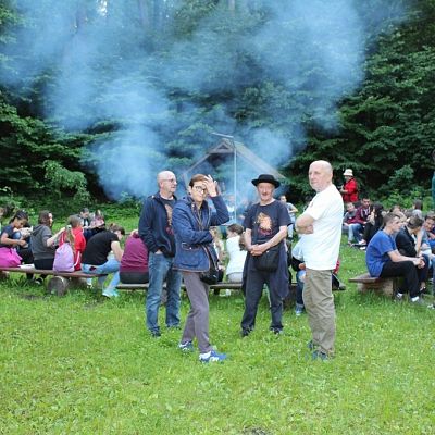 Tańce i śpiewy podczas imprezy integracyjnej na „Muzyce Regionów”. Oceń las.